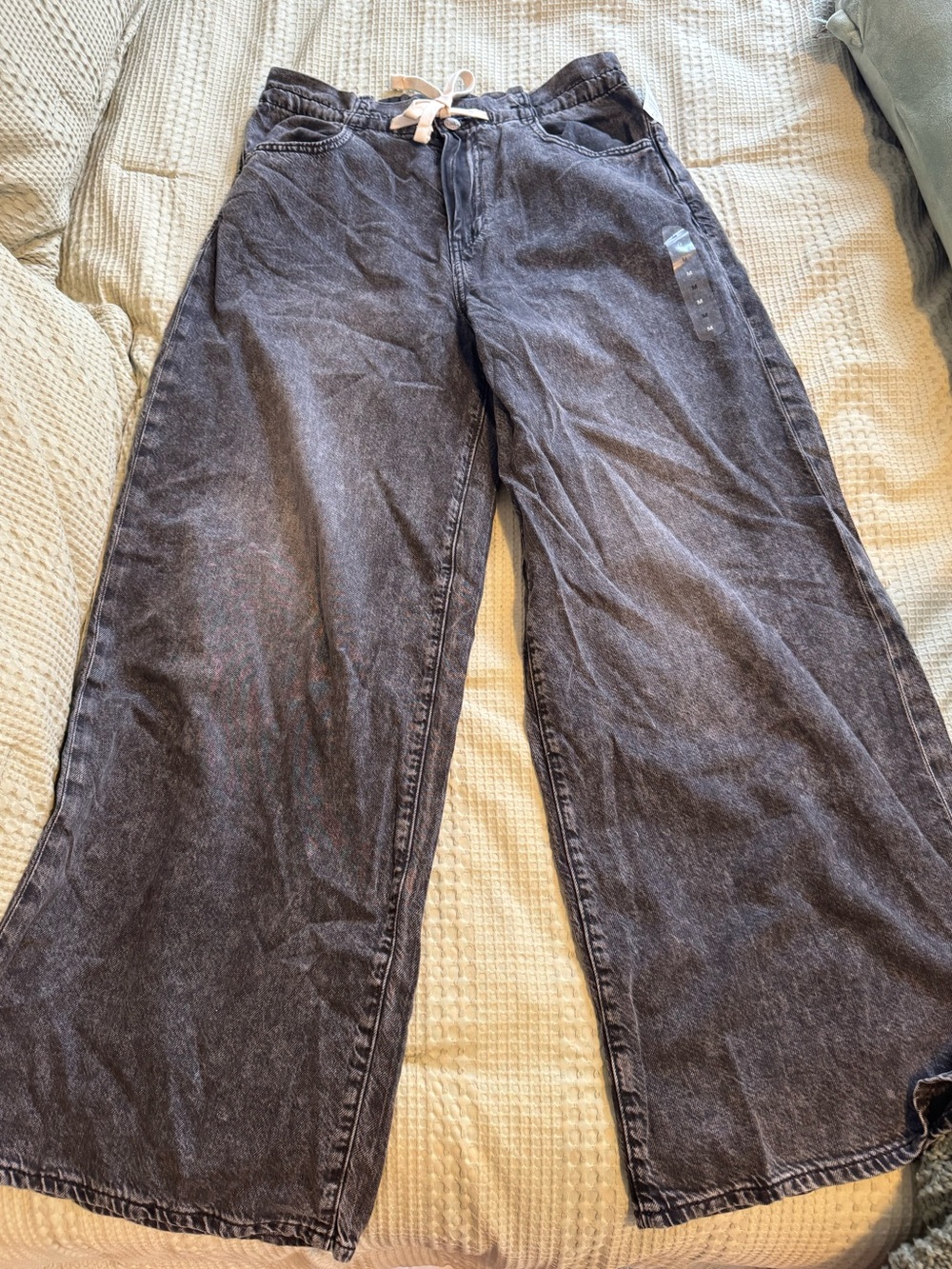 Gap Wide-Leg Jeans in Washed Black